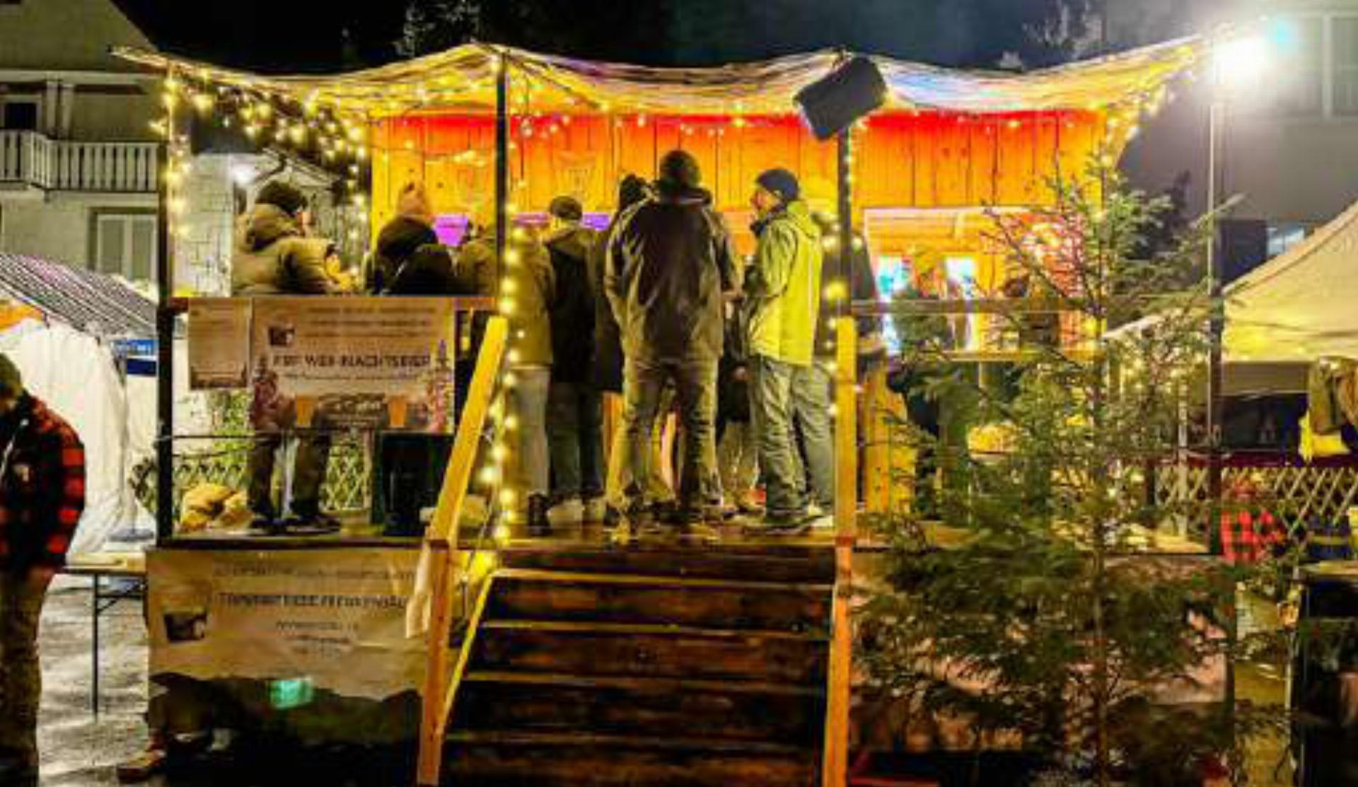 Bei Weihnachtsbier, gebratener Wurst und wärmendem Feuer werden am FBF-Marktstand in Waldenburg spannende Themen diskutiert. Bild zvg
