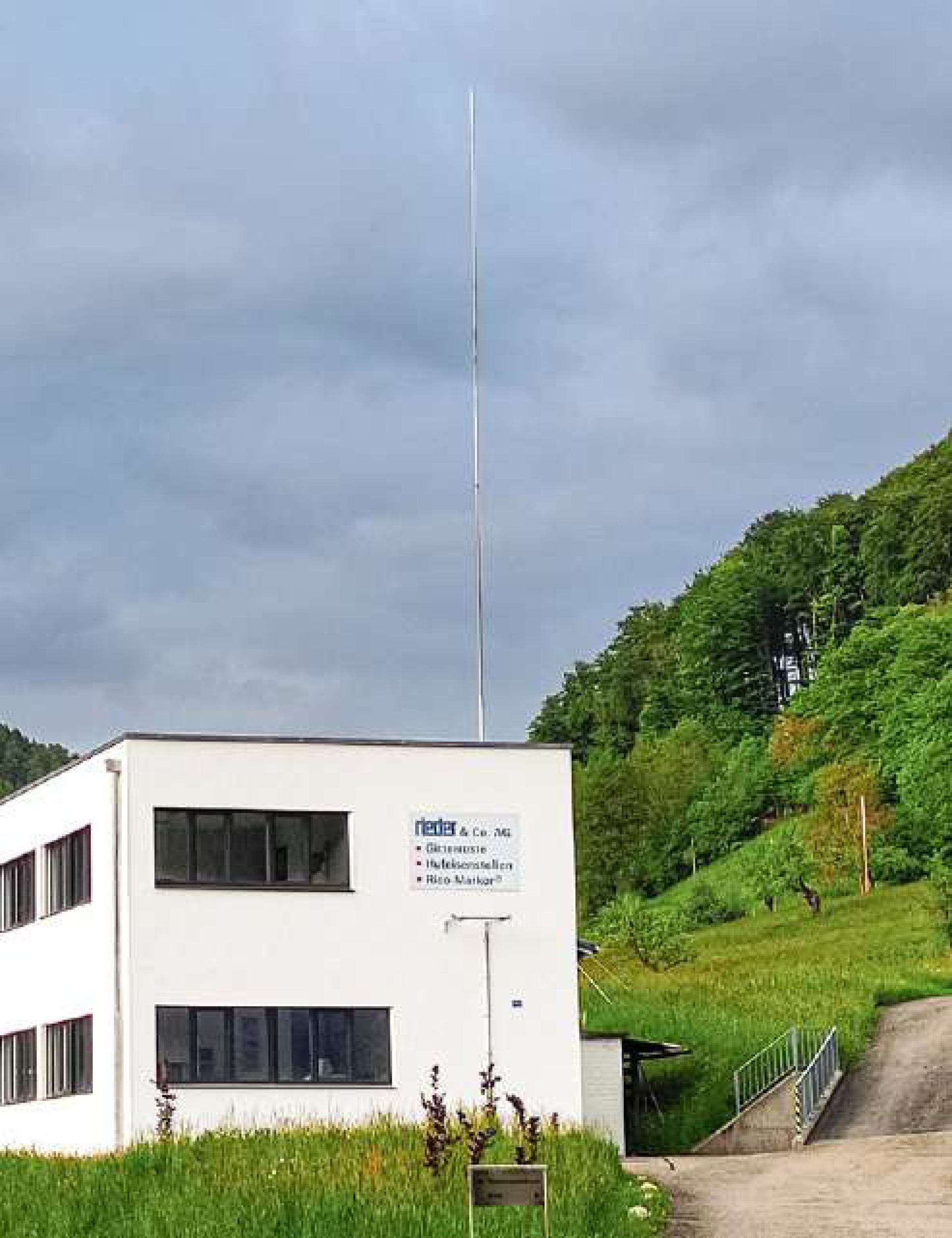 Der von Sunrise gewählte Standort für die 28 Meter hohe Antenne (im Bild die Pro-
filstange) befindet sich auf dem Areal der Firma Rieder & Co. AG an der Wittnauerstrasse.
Bild zvg