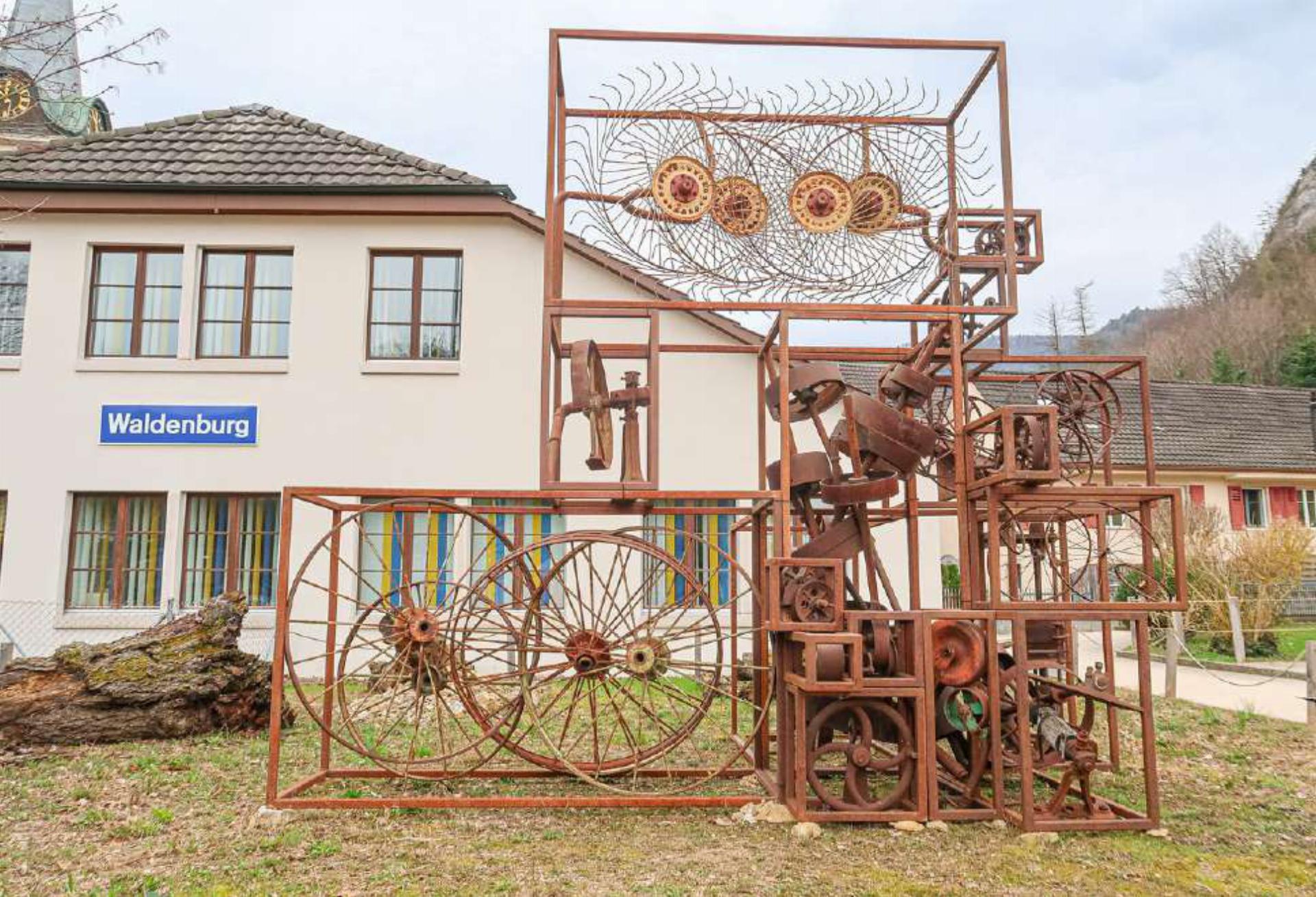 Der Würfel «Wenn die Räder eines Tages stillstehen» des Berner Künstlers «GAMelle» vor der Gemeindeverwaltung Waldenburg stimmt ein auf die dritte «Ville des Arts». Bild Elmar Gächter
