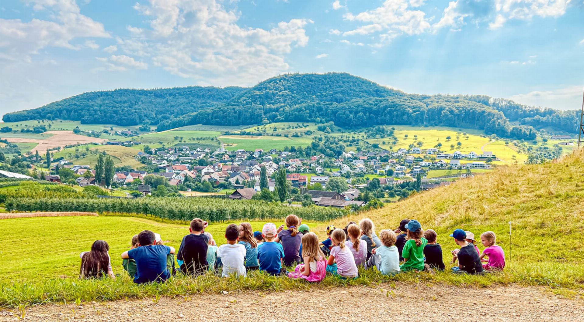 Jung und Alt im Klassenzimmer