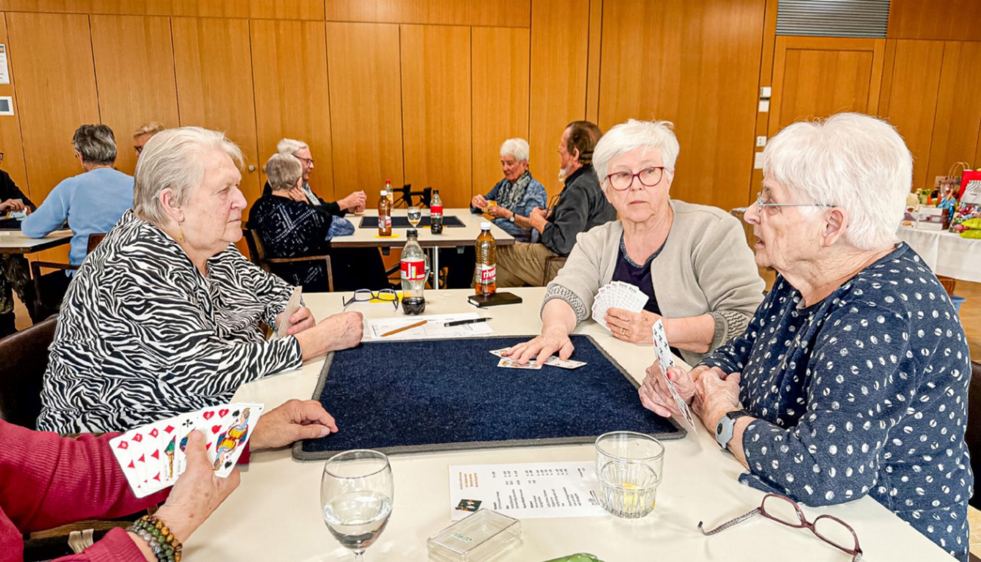 Herzliche Atmosphäre und Kartenglück - Das Bild wird blockiert. – Möglicherweise durch einen aktiven Adblocker.