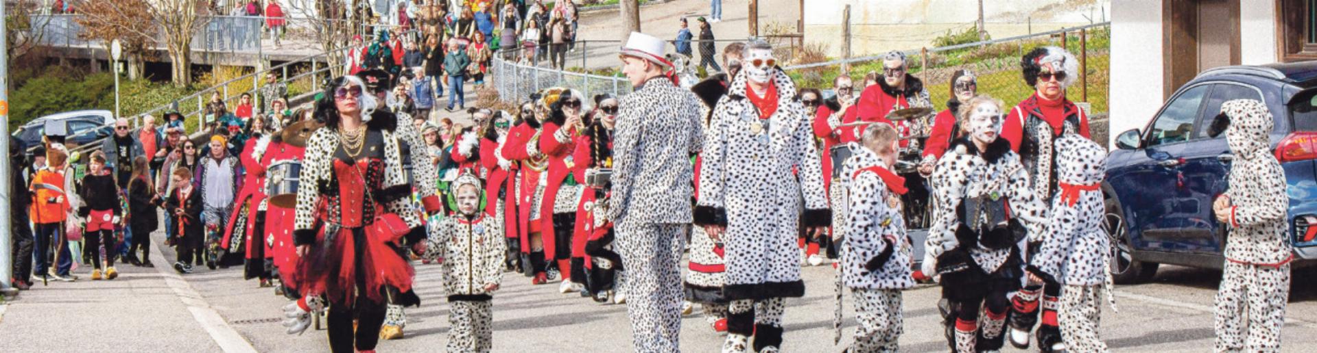 Bunter Umzug im Passdorf