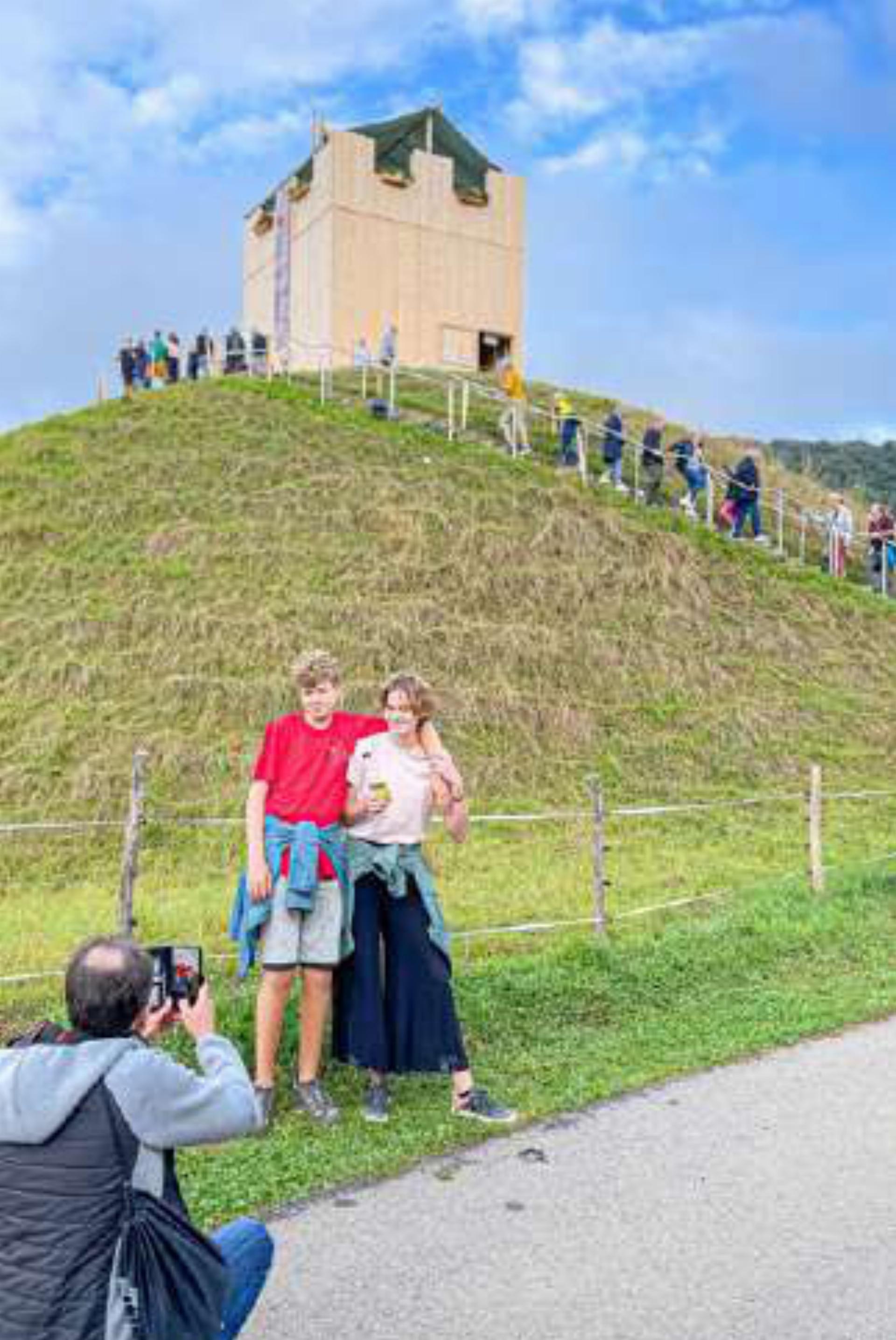 Erstmals nach dem Dorffest vom August 2023 (Bild) wird die Büchelburg am 24. und am 25. Mai für die breite Öffentlichkeit zugänglich sein. Bild Archiv vs