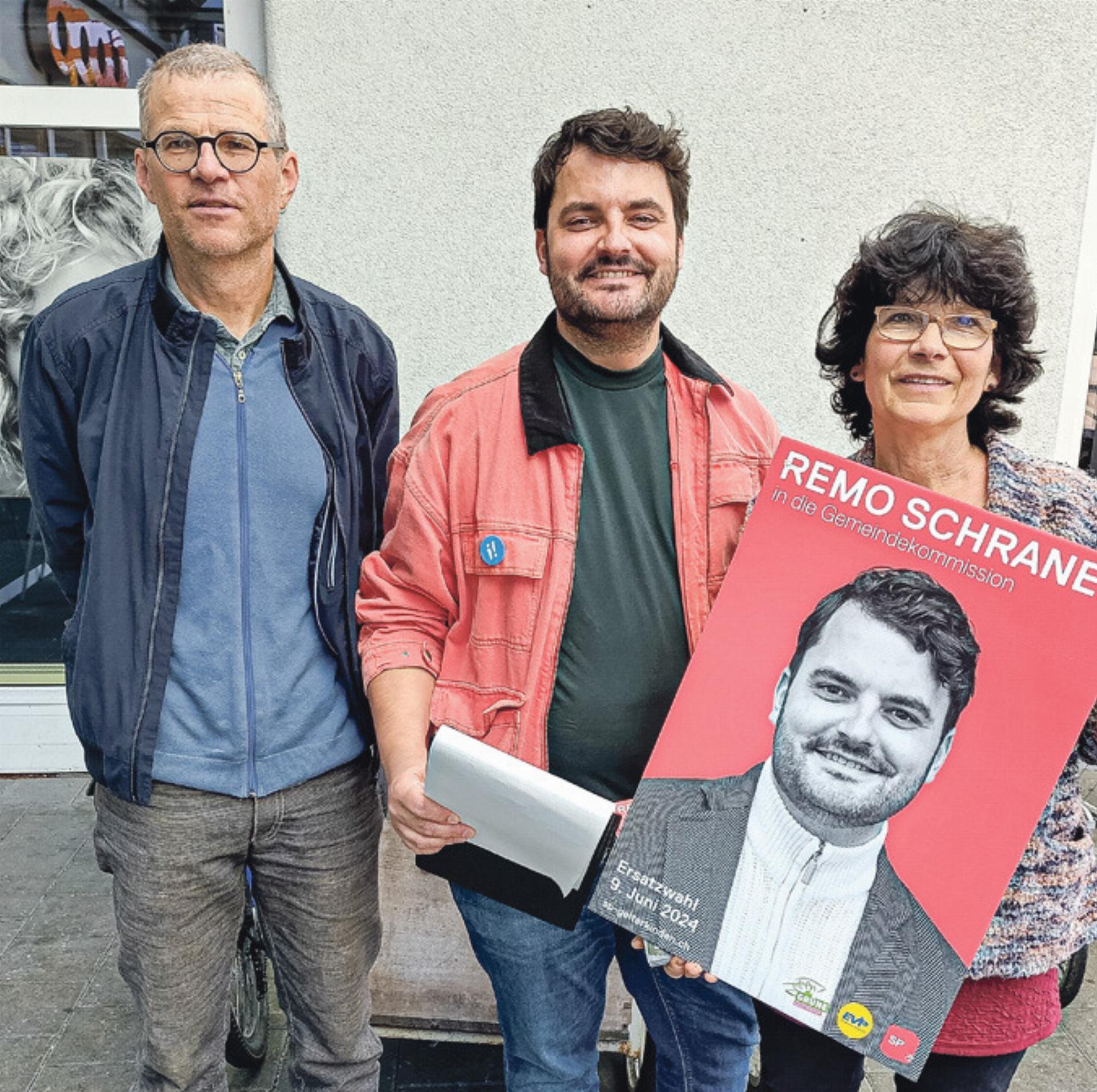 Matthias Schürch, Remo Schraner und Annemarie Spinnler (von links) machen in Gelterkinden auf die kommenden und Abstimmungen aufmerksam. Bild zvg