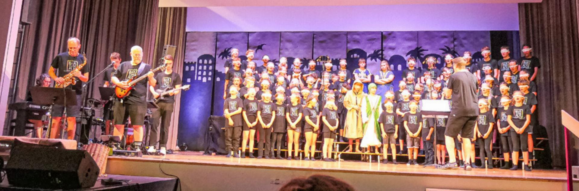 85 Kinder auf der Musical-Bühne