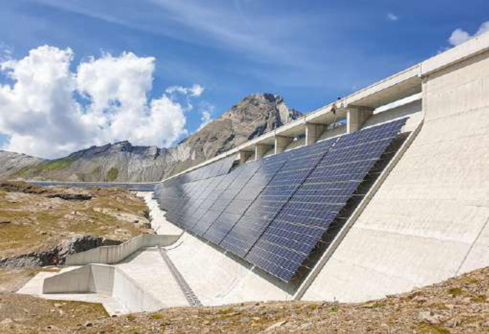 Der Bau von Solaranlagen in den Alpen soll mit dem Stromgesetz gefördert werden. Bild zvg