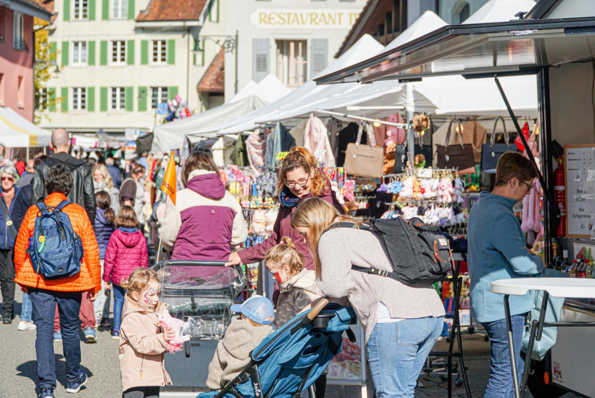 Markttreiben im Sonnenlicht - Das Bild wird blockiert. – Möglicherweise durch einen aktiven Adblocker.