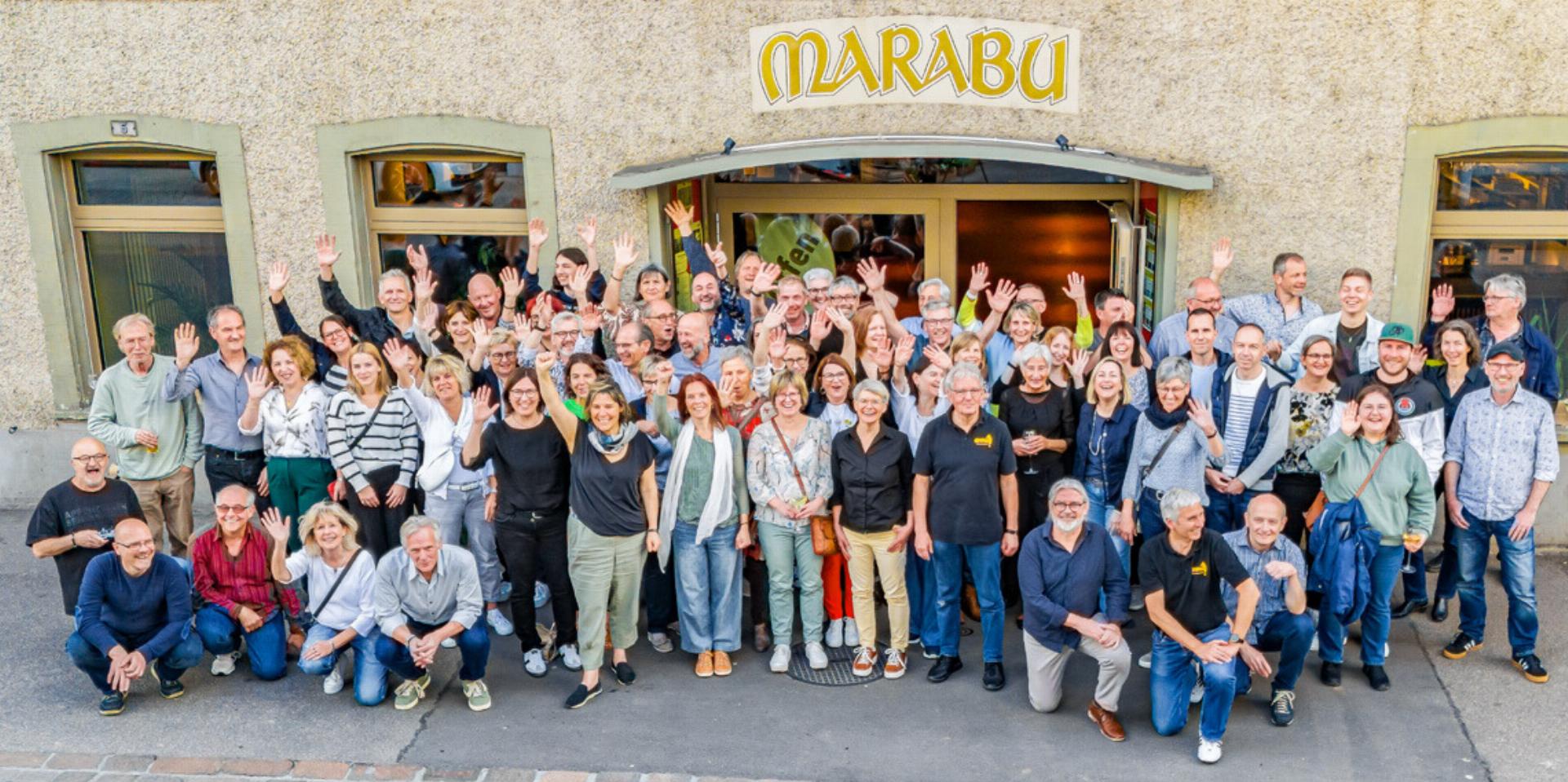 Das grosse Team der ehrenamtlichen Mitarbeiterinnen und Mitarbeiter des Marabus in Gelterkinden feiert seinen Erfolg. Bild zvg / snapshot.media