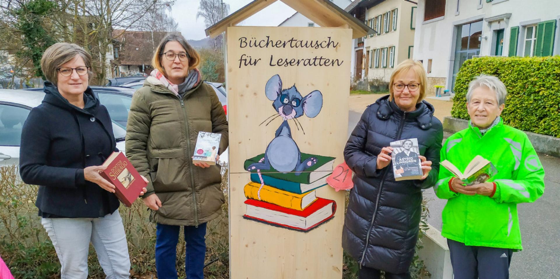 Der Frauenverein – mit Susanne Marti, Luana Sama, Brita Morgenroth und Ursula Born (von links) – bietet öffentlich den Tausch von Büchern an. Bilder Sander van Riemsdijk