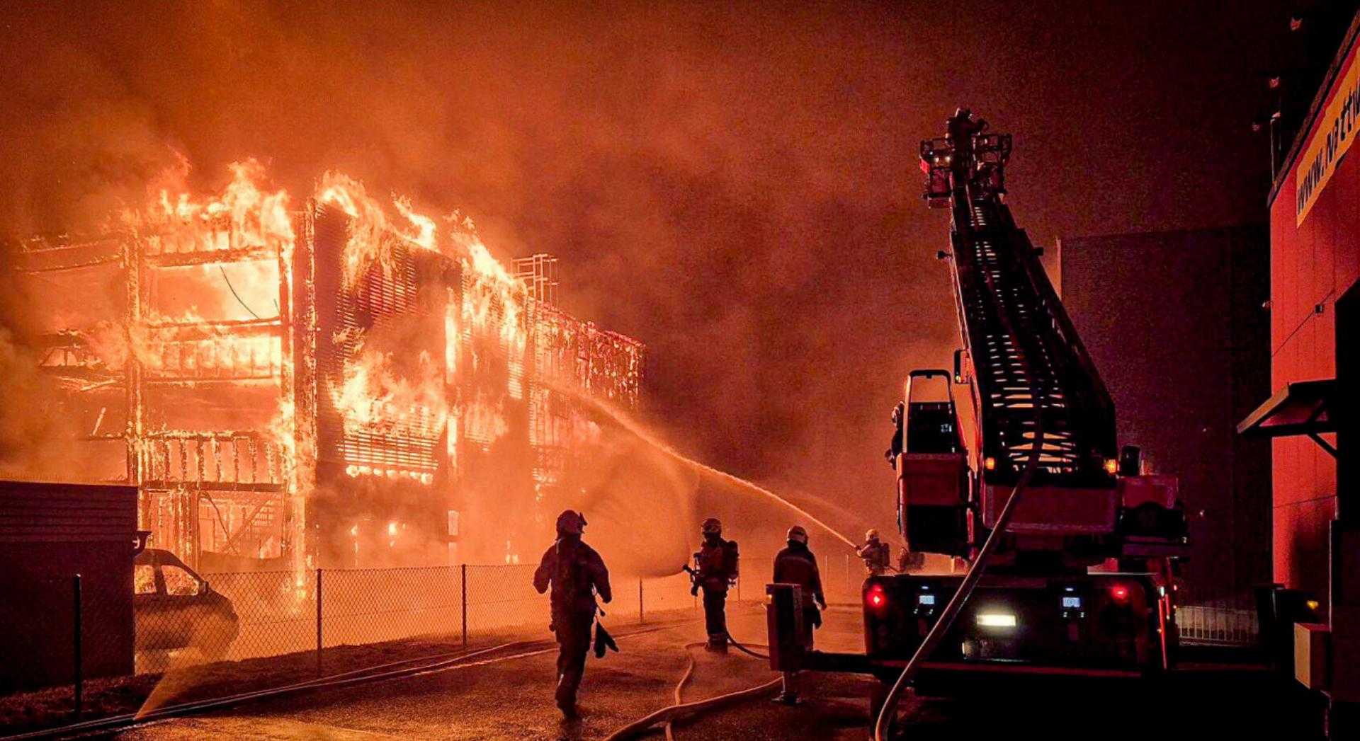 Flammeninferno zerstört Gewerbehalle - Das Bild wird blockiert. – Möglicherweise durch einen aktiven Adblocker.