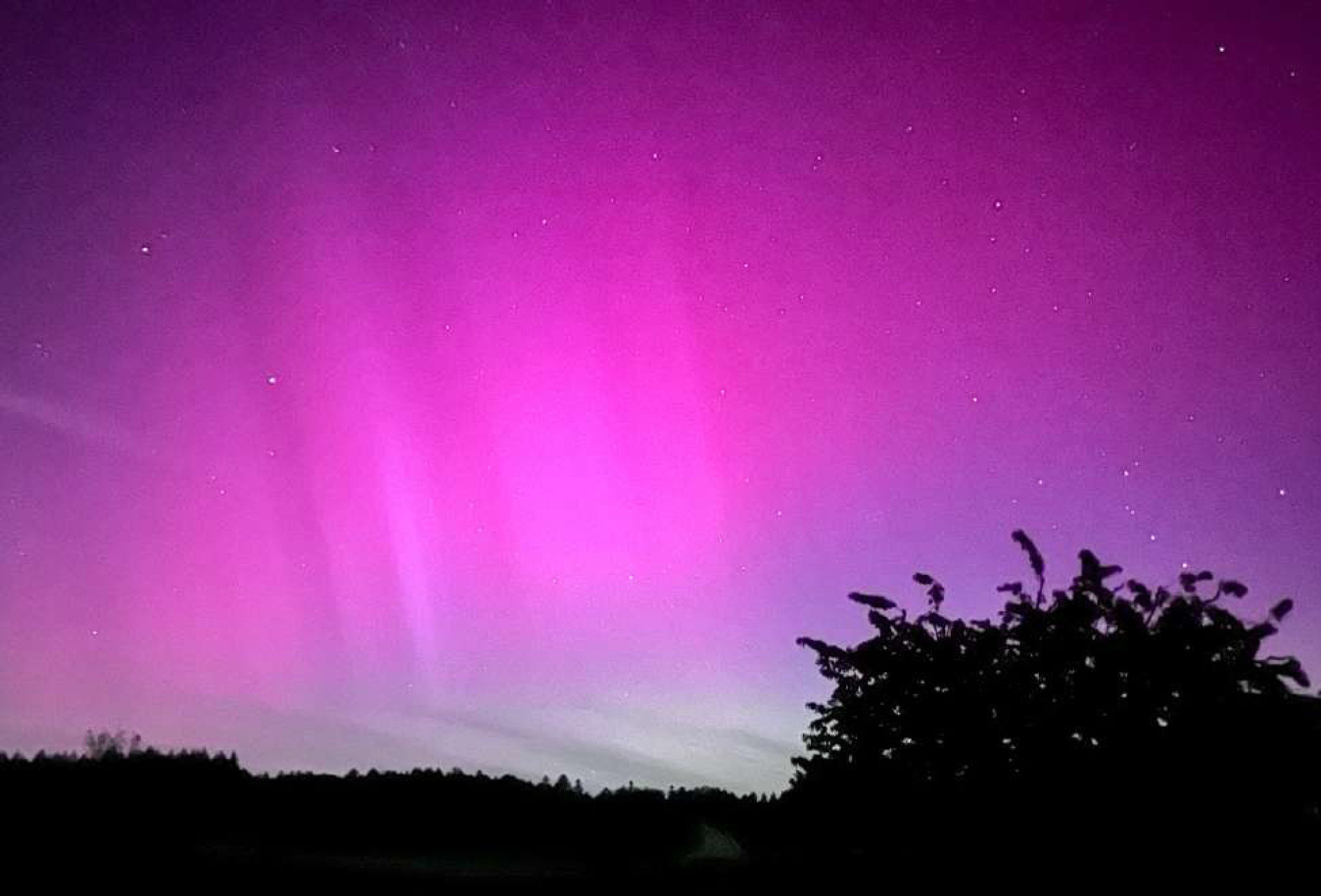 In Wenslingen konnte ein pink-violetter Nachthimmel beobachtet werden. Bild Nicola Buess