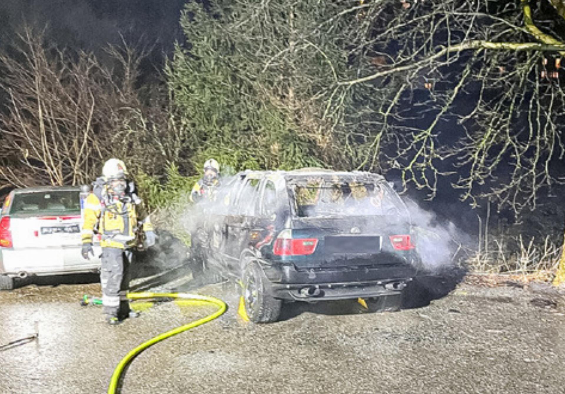 Autobrand sorgt für Feuerwehreinsatz