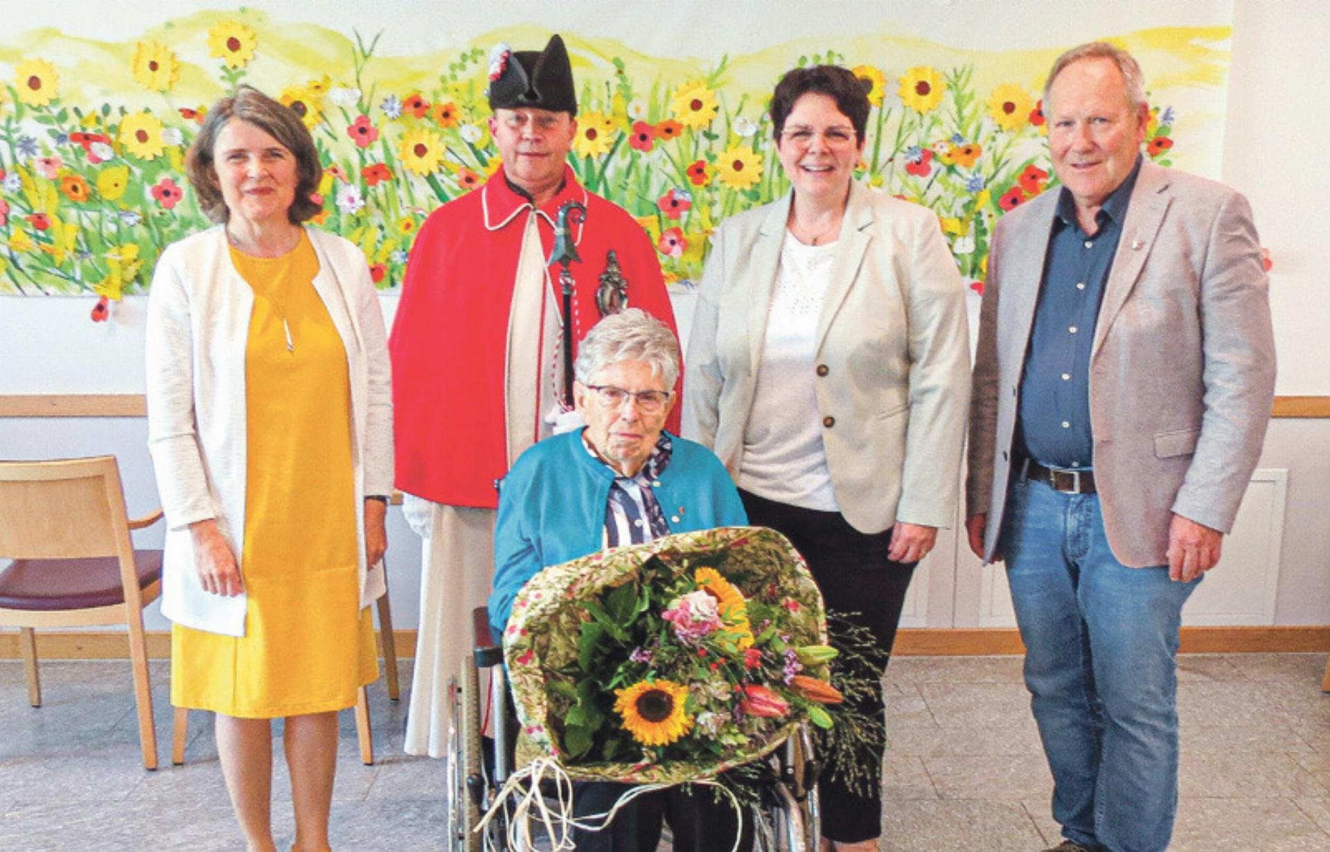 Hoher Besuch zum 100. Geburtstag - Das Bild wird blockiert. – Möglicherweise durch einen aktiven Adblocker.