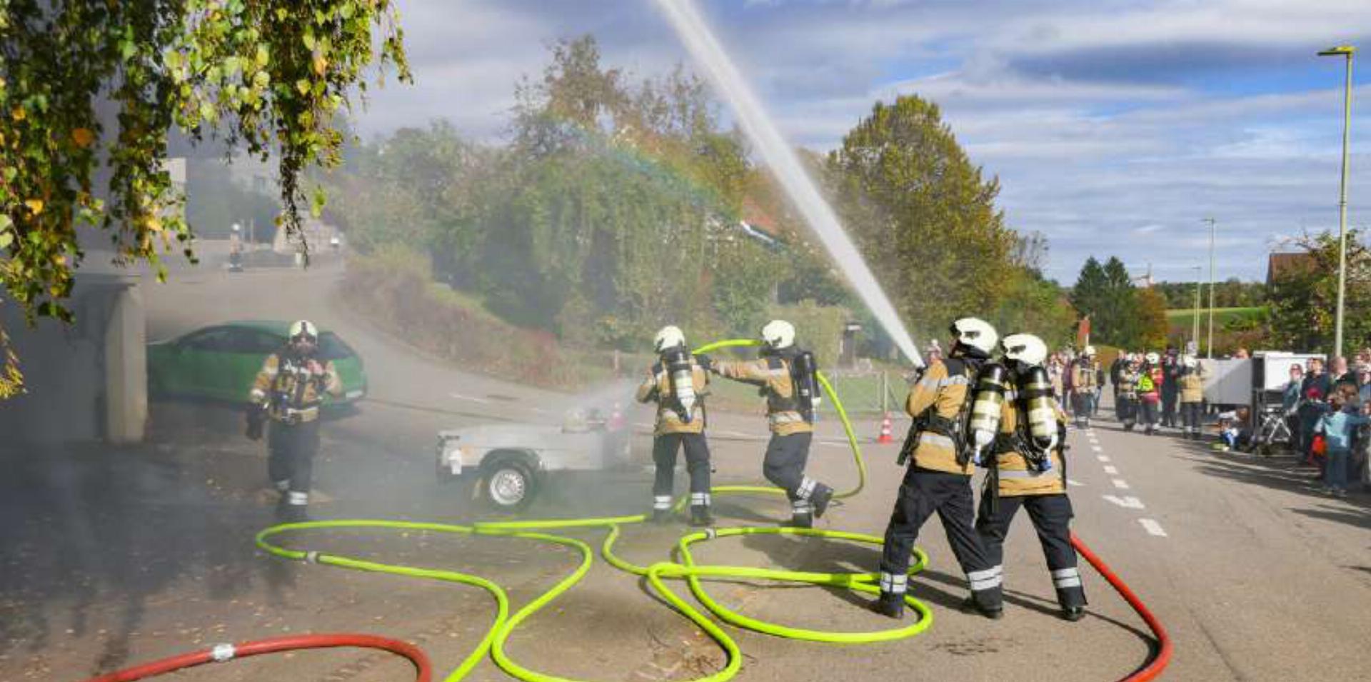 Erfolgreiche Brandbekämpfung unter den Augen zahlreicher Be sucherinnen und Besucher. Bilder Elmar Gächter