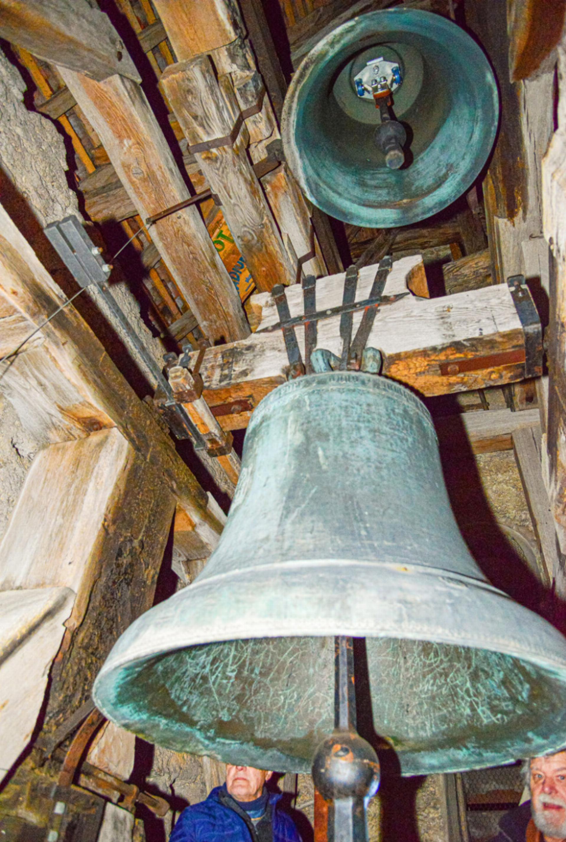 Die vier Glocken im Turm der Oltinger Kirche St. Nikolaus werden in siebenminütiger Arbeit von Hand geläuten. Bilder Thomas Gubler