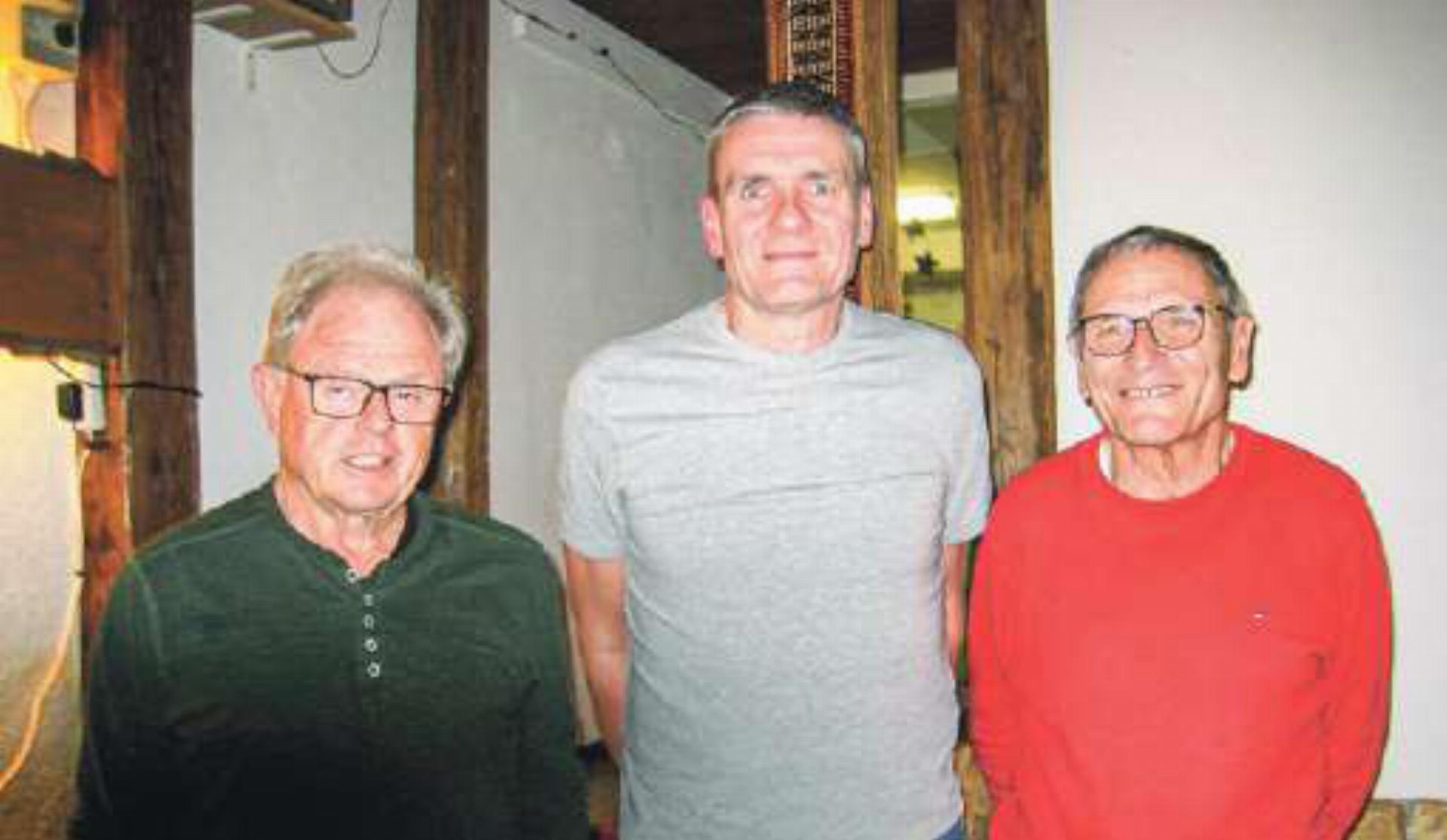Die Geehrten (von links): Hansruedi Zingg erhält neu die Freimitgliedschaft, der Erstplatzierte der Jahresmeisterschaft, Erich Bader, und der Zweitplatzierte Werner Kamber. Bild zvg