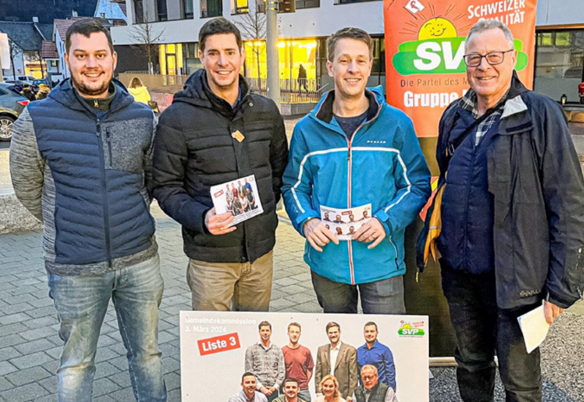 Damian Fässler, Reto Tschudin, Oliver Kriegerow und Werner Sommerhalder (von links) an der Flyer- Aktion. Bild zvg