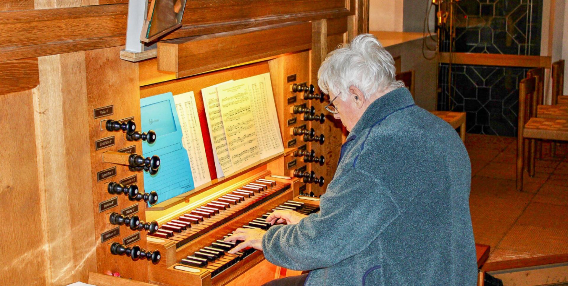 Organist und Orgelbauer Kurt Huber hat das Instrument in Sissach nicht nur gespielt, sondern auch erweitert. Bilder Benjamin Meier