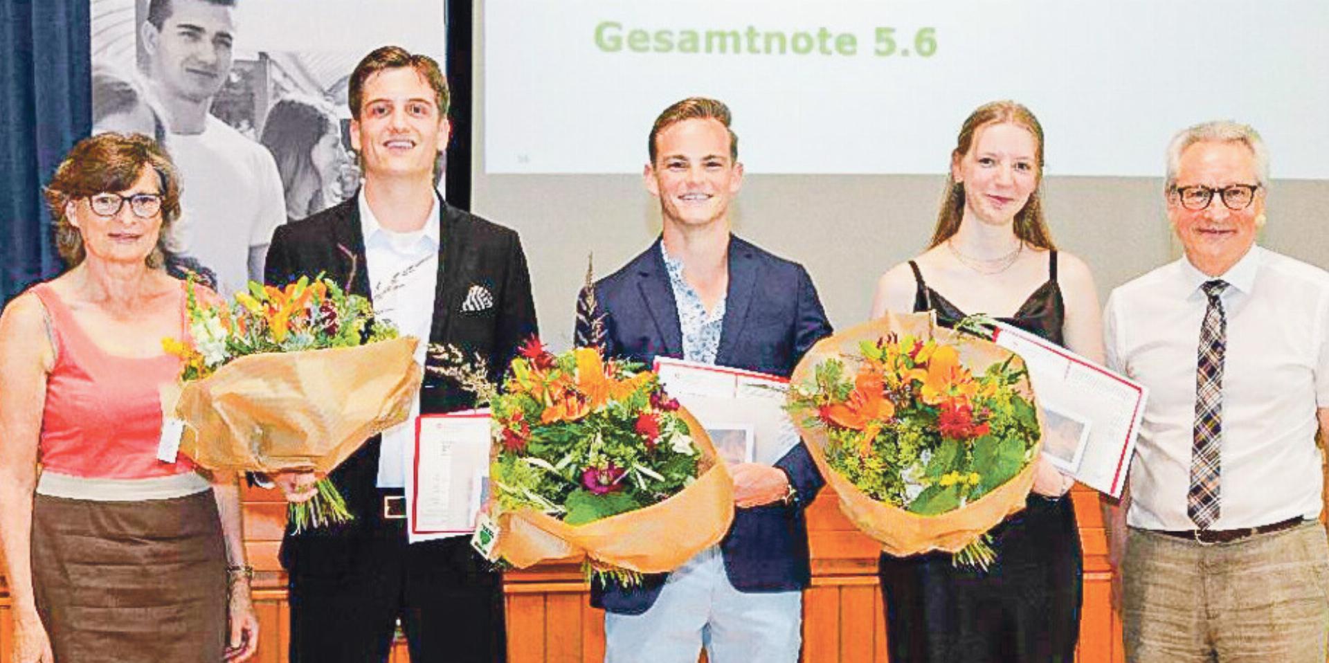 Erfolgreiche Lernende feiern den Abschluss