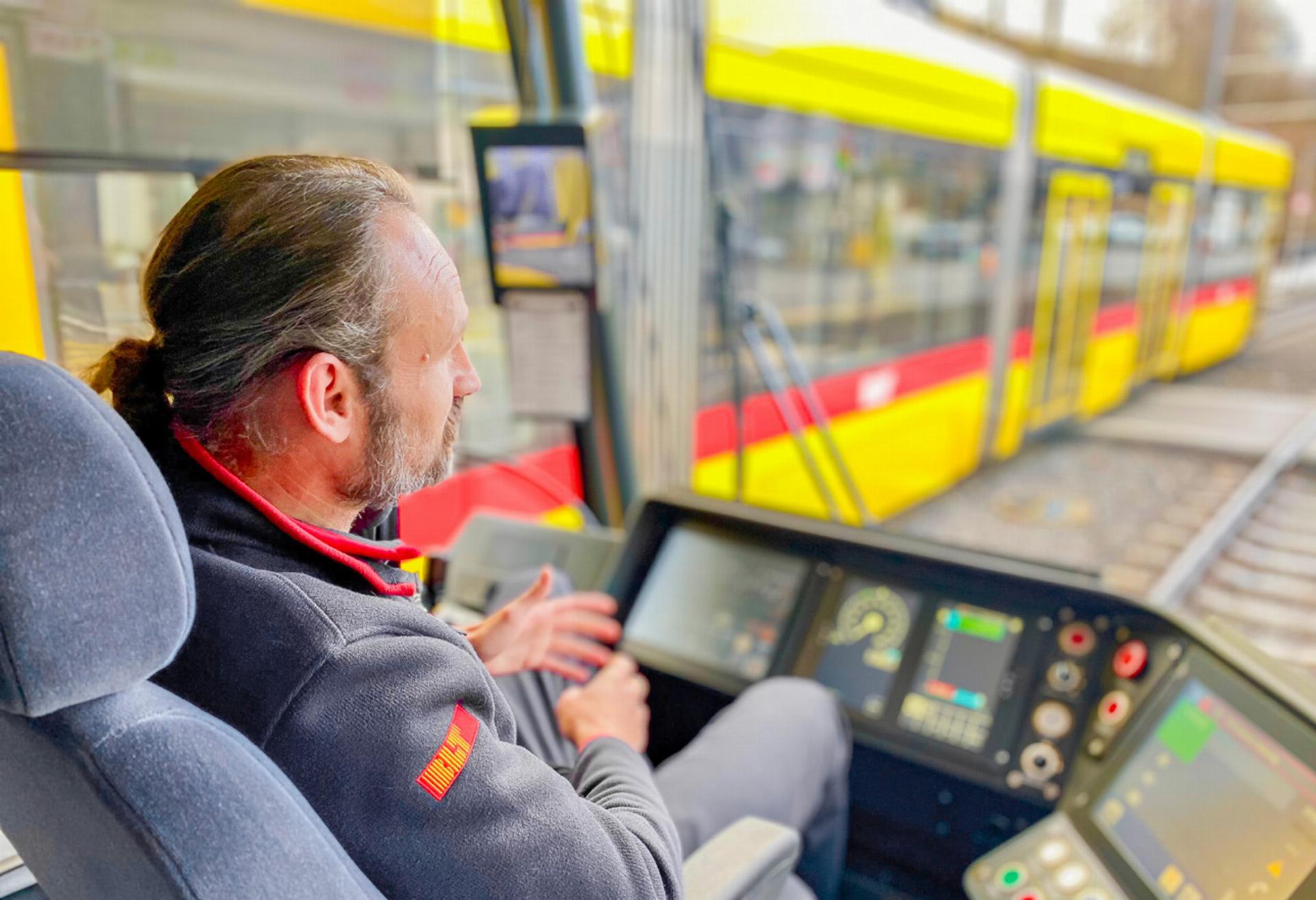 Fahrt mit entspanntem Zugführer - Das Bild wird blockiert. – Möglicherweise durch einen aktiven Adblocker.