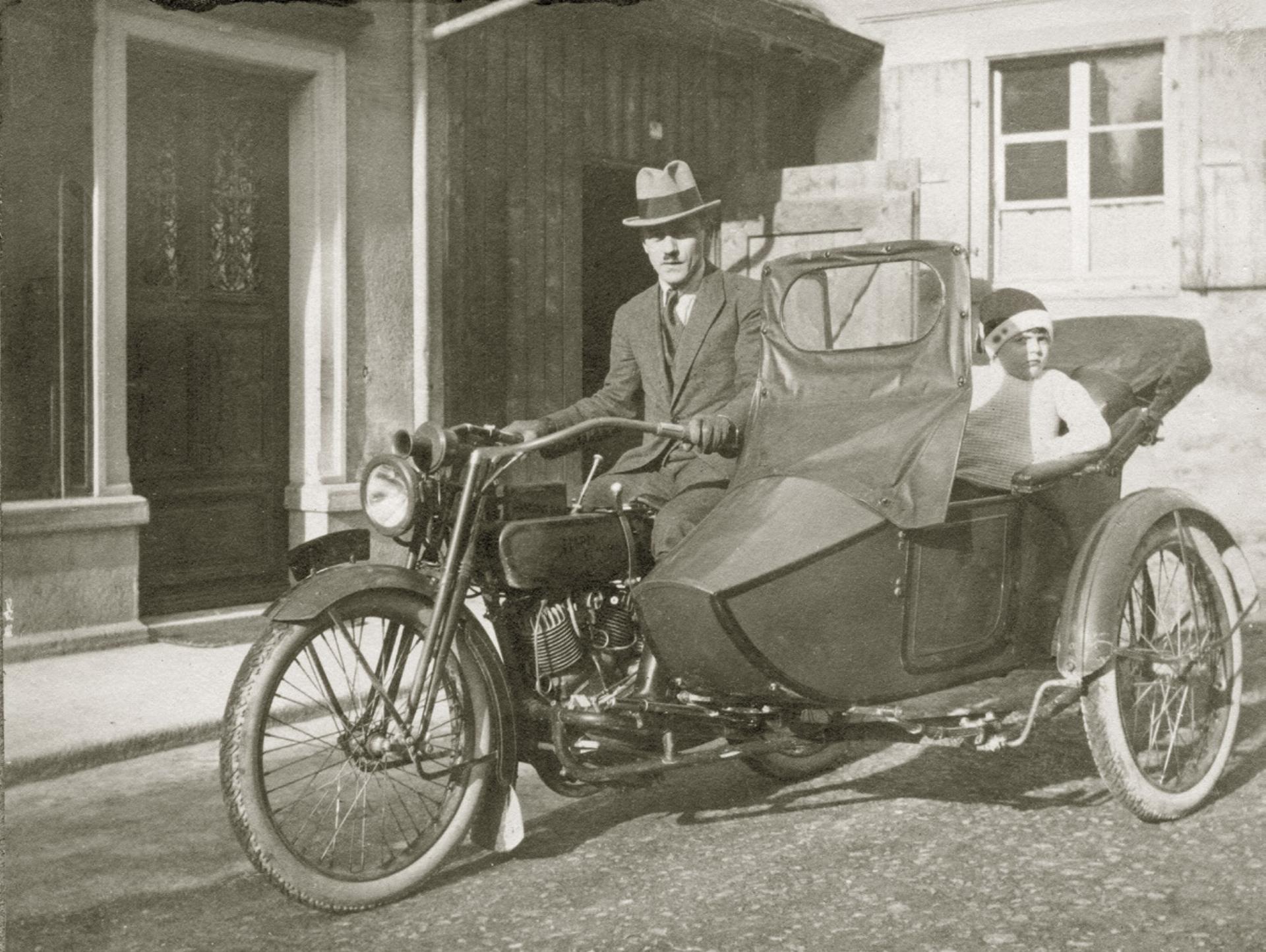 Ausfahrt im Seitenwagen - Das Bild wird blockiert. – Möglicherweise durch einen aktiven Adblocker.