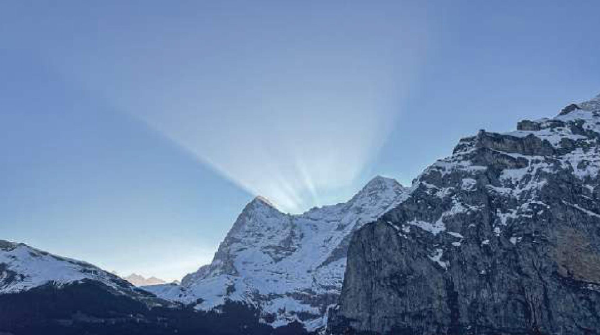 Noch versteckt sich die Sonne hinter dem Eiger. Markus Weber aus Gelterkinden schickte uns dieses Bild aus den Berner Alpen.