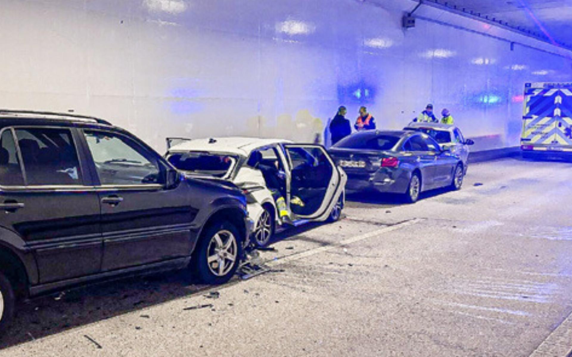 Vier Verletzte bei Unfall im Schönthaltunnel - Das Bild wird blockiert. – Möglicherweise durch einen aktiven Adblocker.