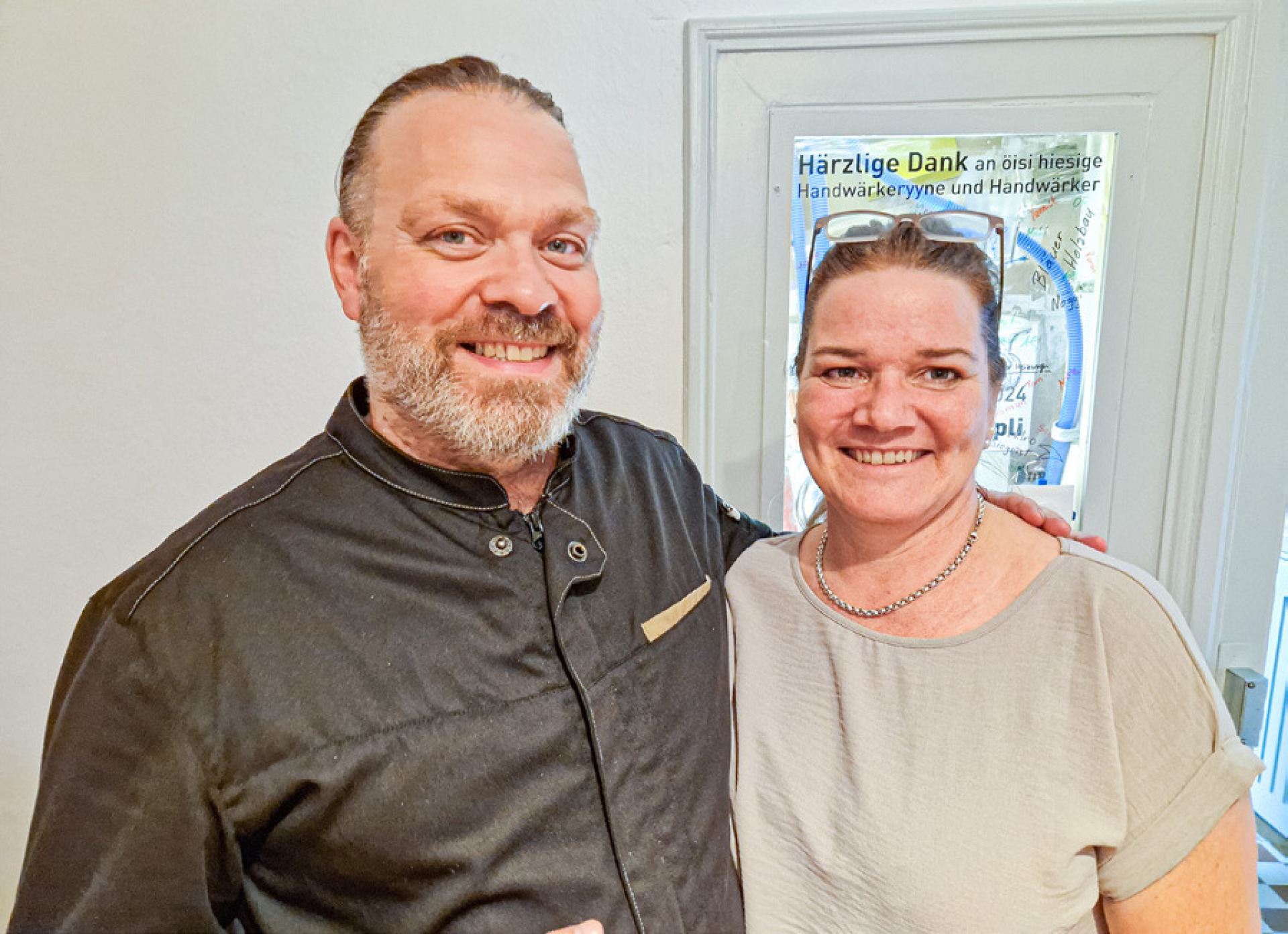 Lukas Lehmann und Esther Jeker sind die neuen Gastgeber im «Stöpli» – pardon: «Schwyzerhüsli». Bilder Hanspeter Gsell