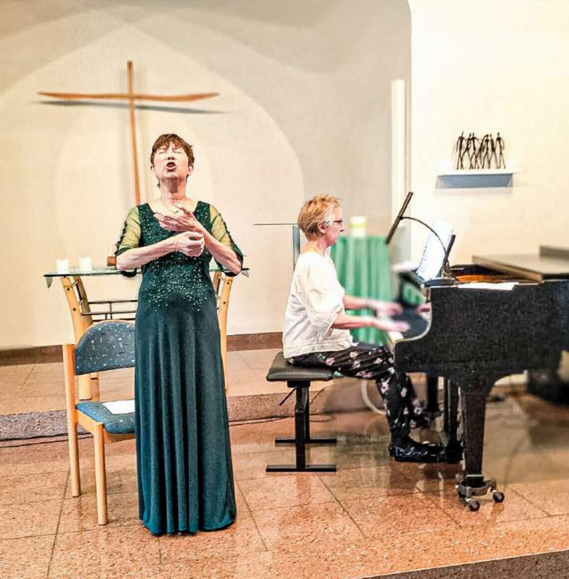 Christina Lang überzeugte mit ihrer Stimme, Aline Koenig begleitete die Sopranistin am Klavier. Bild Paul Aenishänslin
