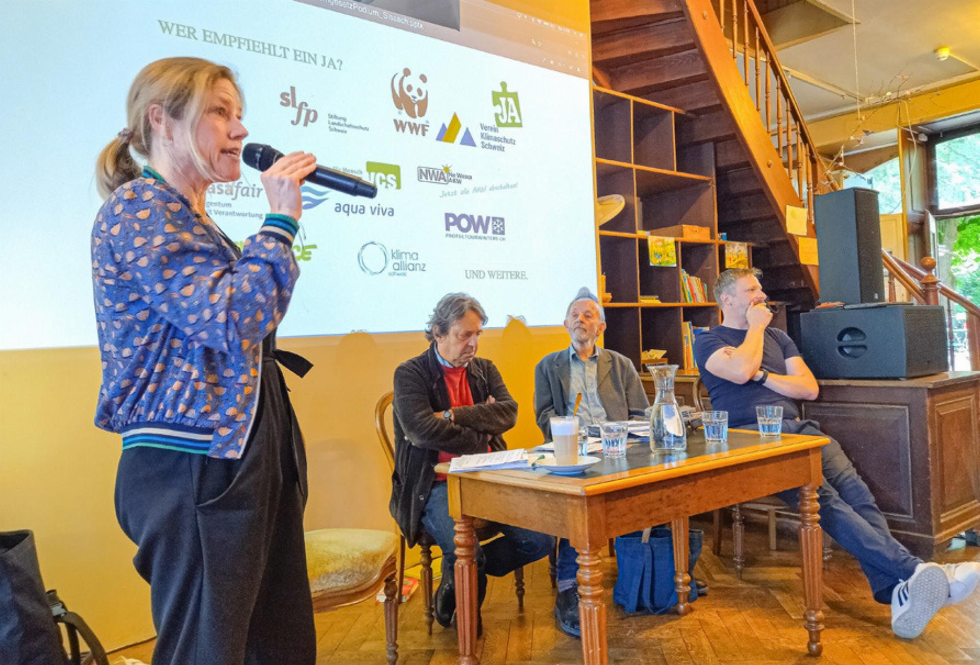 Florence Brenzikofer spricht im «Cheesmeyer» – dahinter: Georg Geiger, Hans Weiss und Simon Tschendlik (von links). Bild Janis Erne
