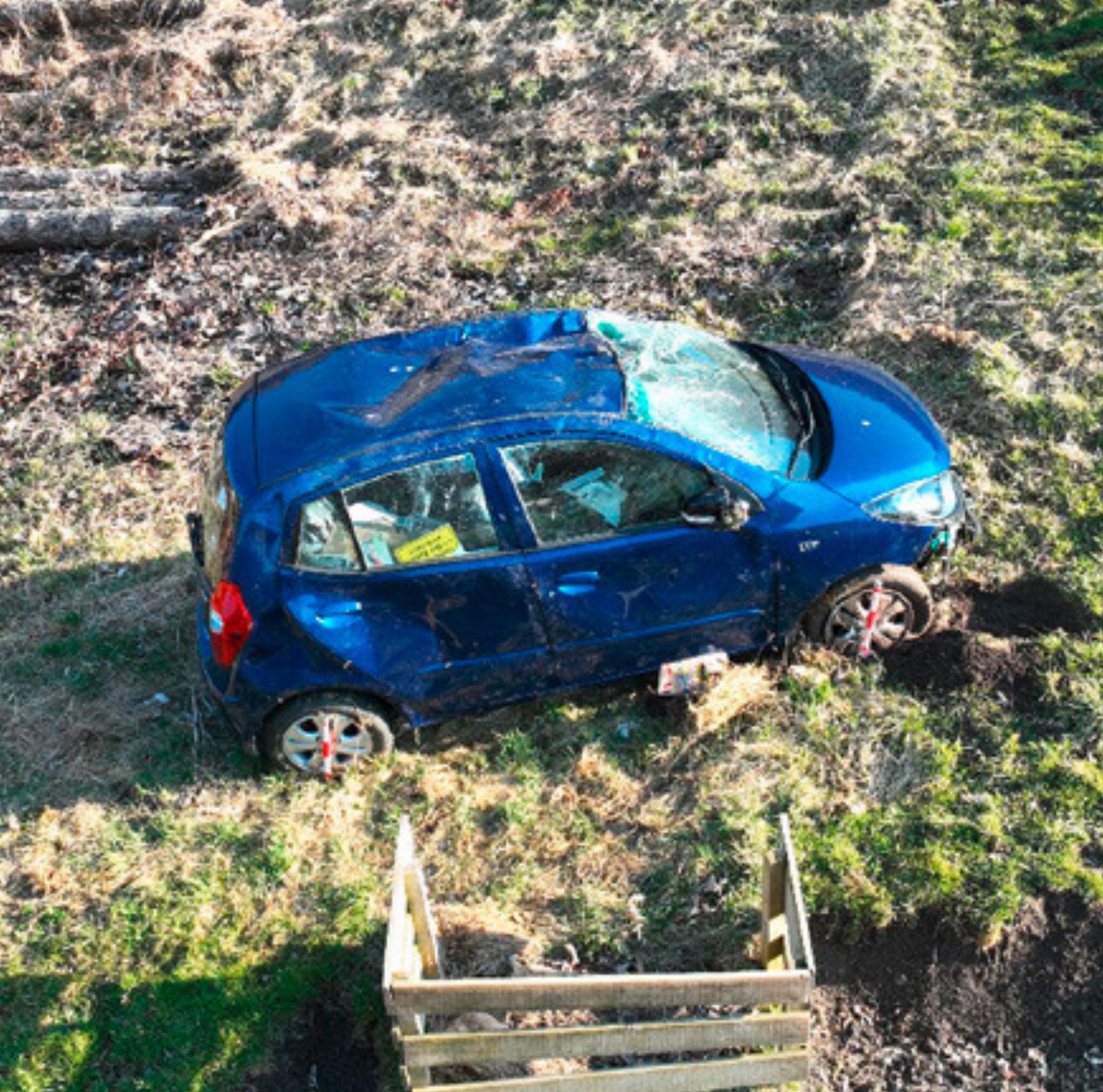 Auto überschlägt sich bei Unfall mehrfach