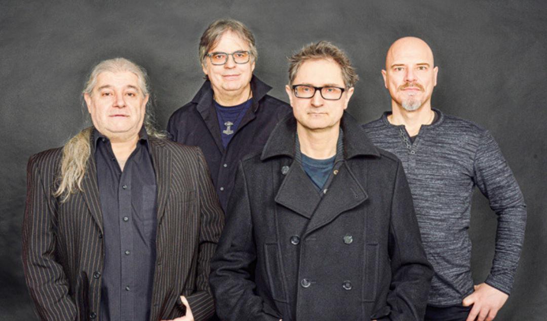 Die Band «Spruchrif» komponiert Mundart-Rocklieder. Von links: César Barriel, Thomas Hochstrasser, Adrian Heid und Roberto
D’Agostini.
Bild zvg Die Band «Spruchrif» komponiert Mundart-Rocklieder. Von links: César Barriel, Thomas Hochstrasser, Adrian Heid und Roberto
D’Agostini.
Bild zvg