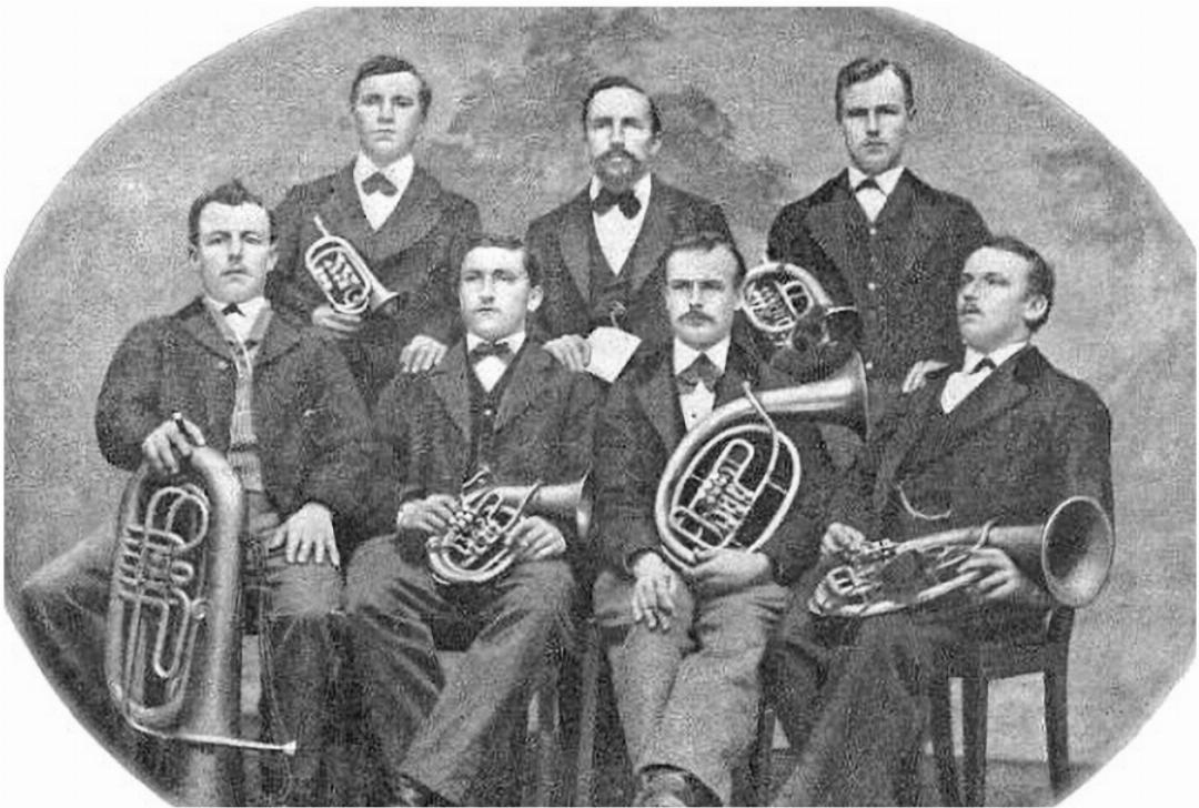Die «Nebenhöflermusik», 1876. Später spannte die Gruppe mit der «Diepflingermusik» zusammen. Aus den Formationen entstand der Musikverein Sissach. Die «Nebenhöflermusik», 1876. Später spannte die Gruppe mit der «Diepflingermusik» zusammen. Aus den Formationen entstand der Musikverein Sissach.