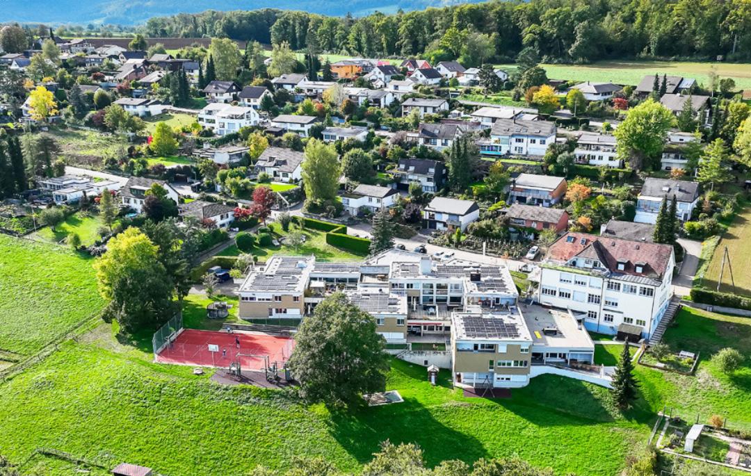 Die Heime auf Berg in Seltisberg verfügen über eine Solarstromanlage sowie eine zentrale Holzfeuerung der ADEV. Die Heime auf Berg in Seltisberg verfügen über eine Solarstromanlage sowie eine zentrale Holzfeuerung der ADEV.