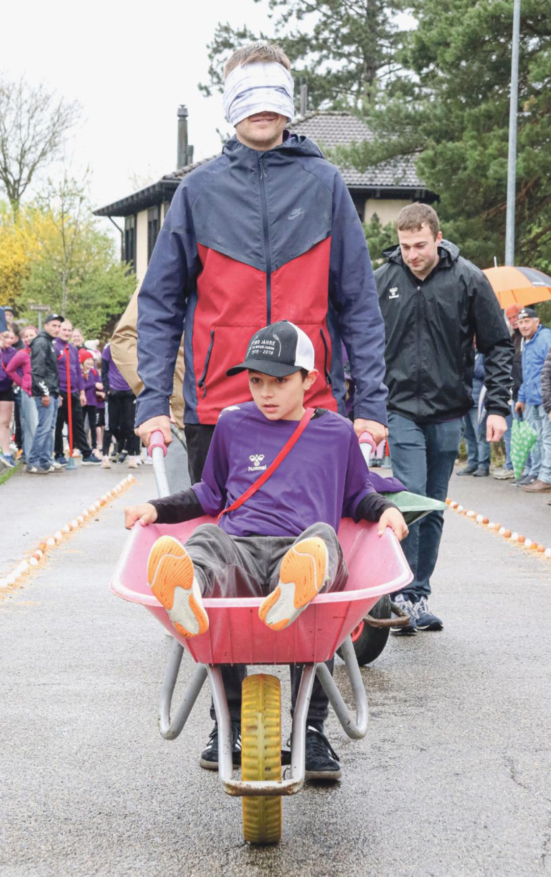 Augen zu und durch: In Wenslingen navigierten die Kinder der Jugend- und Mädchenriege ihre «blinden» Lenker zielstrebig und ohne entstandenen Schaden zwischen den Eiern hindurch. Bild Pascal Kamber Augen zu und durch: In Wenslingen navigierten die Kinder der Jugend- und Mädchenriege ihre «blinden» Lenker zielstrebig und ohne entstandenen Schaden zwischen den Eiern hindurch. Bild Pascal Kamber