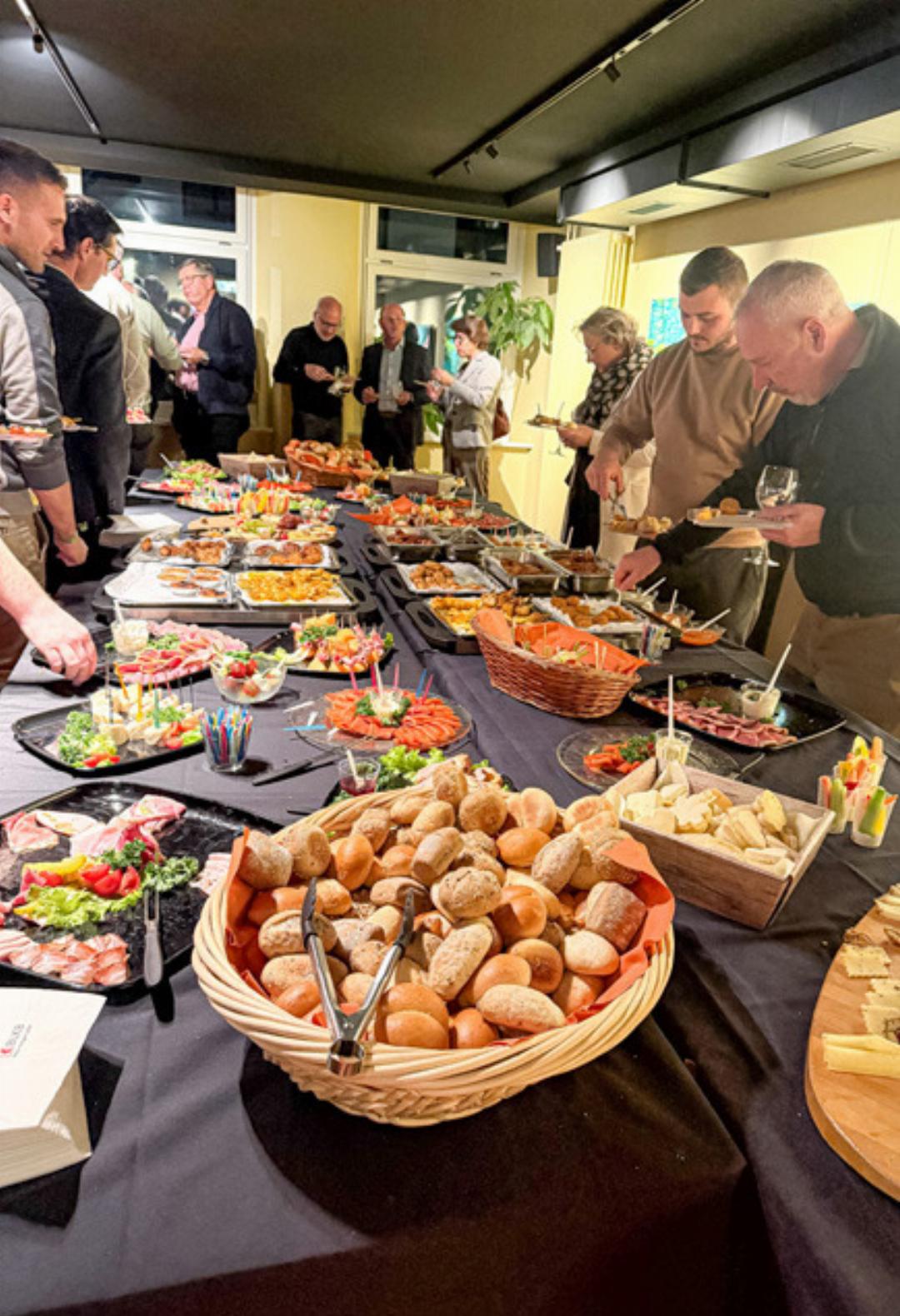 Die Metzgerei Zimmermann stellte einen feinen Apéro bereit. Die Metzgerei Zimmermann stellte einen feinen Apéro bereit.