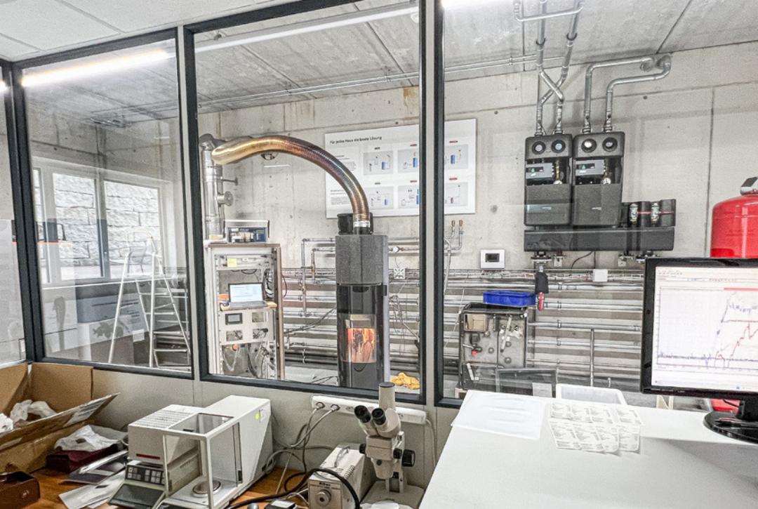 Im Tiba-Labor werden Emissionswerte, Effizienz, Oberflächentemperatur und die Sicherheit der Produkte gemessen. Im Tiba-Labor werden Emissionswerte, Effizienz, Oberflächentemperatur und die Sicherheit der Produkte gemessen.