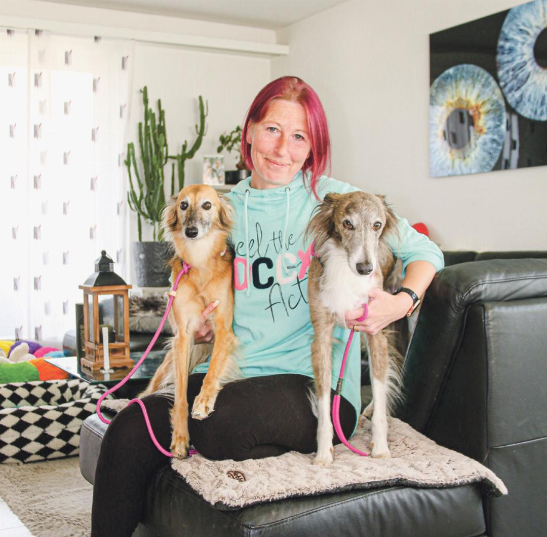 Nadia Meier mit Zsalima (links) und O’Kuma zu Hause in Diepfl ingen. Bild lug. Nadia Meier mit Zsalima (links) und O’Kuma zu Hause in Diepfl ingen. Bild lug.