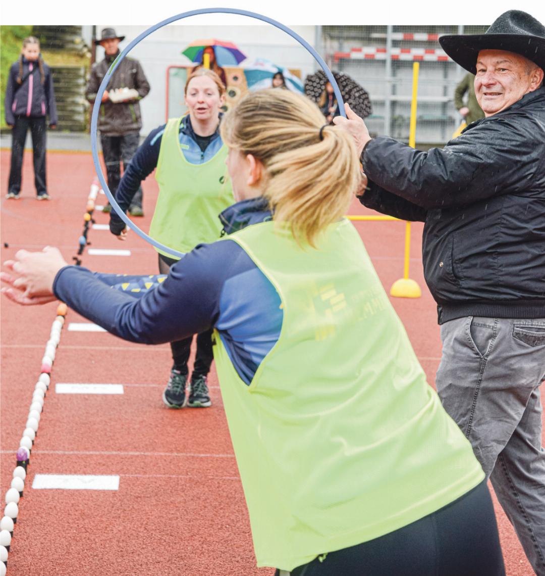 Recken und strecken, damit das Ei nicht kaputt geht: Hemmikens Gemeindepräsident Alfred Sutter erwies sich beim Wettkampf bei der Turnhalle als talentierter Gerätehalter. Bild Christian Horisberger Recken und strecken, damit das Ei nicht kaputt geht: Hemmikens Gemeindepräsident Alfred Sutter erwies sich beim Wettkampf bei der Turnhalle als talentierter Gerätehalter. Bild Christian Horisberger