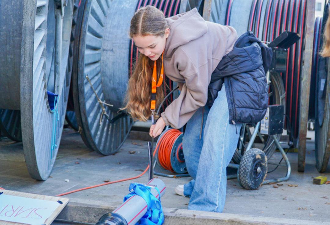 Um ein Kabel in ein Rohr einziehen zu können, sind Präzision und Geduld gefragt. Um ein Kabel in ein Rohr einziehen zu können, sind Präzision und Geduld gefragt.