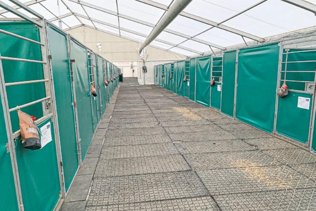 Blick am Dienstag in eines der Zelte mit den Pferdeboxen – noch vor Ankunft der Tiere. Blick am Dienstag in eines der Zelte mit den Pferdeboxen – noch vor Ankunft der Tiere.