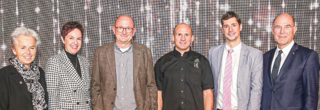 Zwei der drei Anerkennungspreisträger waren anwesend: Christian Wackernagel (Dritter von links) und Reto Dürrenberger (Dritter von rechts). Bild zvg Zwei der drei Anerkennungspreisträger waren anwesend: Christian Wackernagel (Dritter von links) und Reto Dürrenberger (Dritter von rechts). Bild zvg