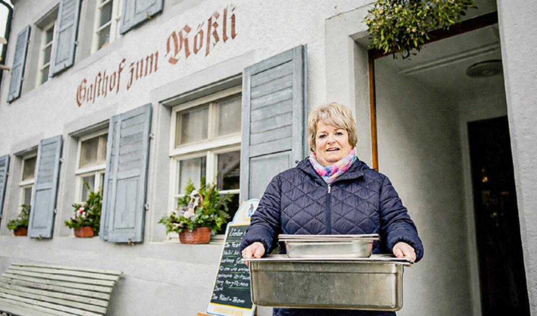 Diese Kundin hatte Glück und transportierte günstige Edelstahlbehälter aus dem «Rössli» ab. Diese Kundin hatte Glück und transportierte günstige Edelstahlbehälter aus dem «Rössli» ab.