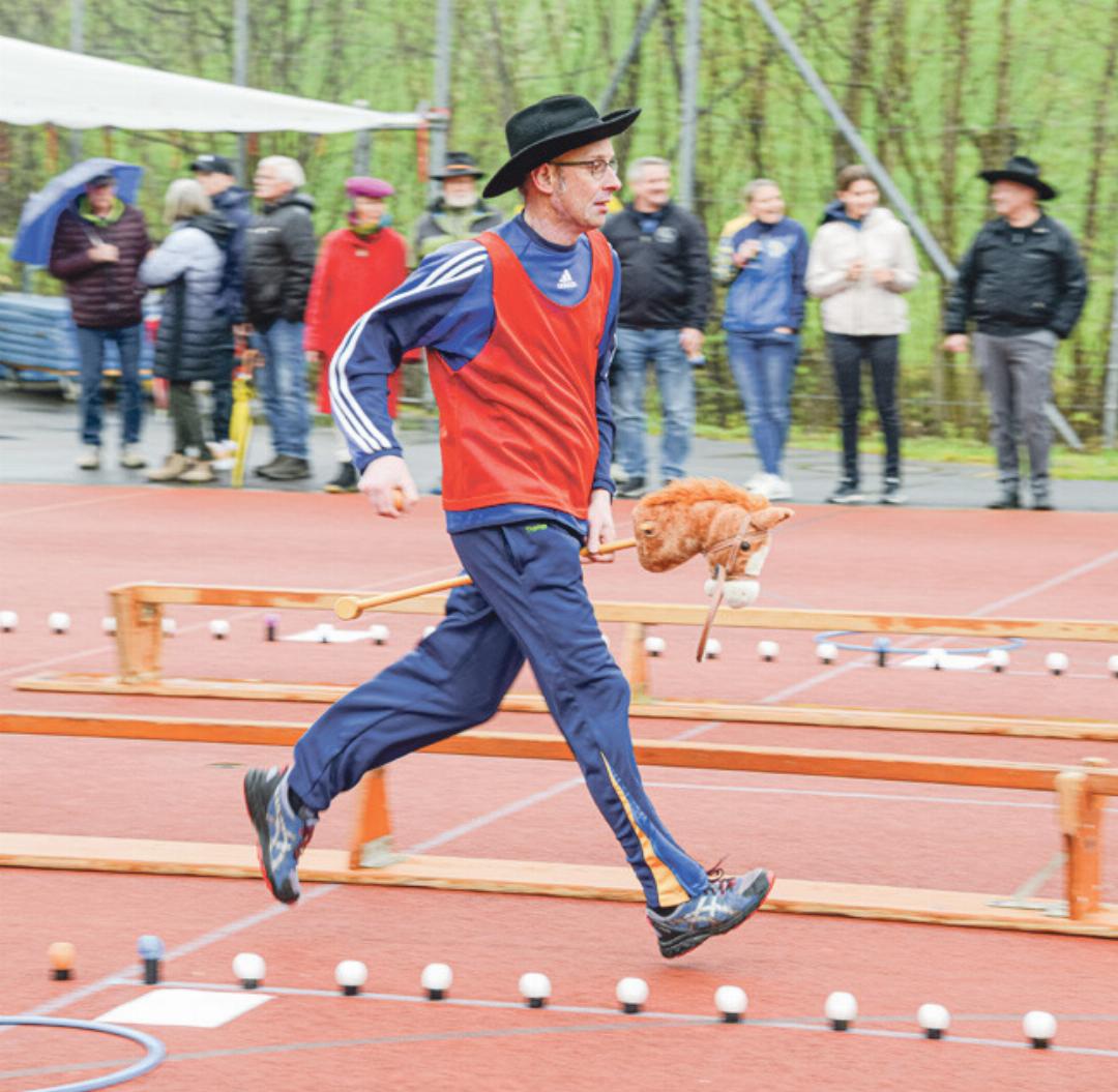Mit einer nicht ganz tierisch ernsten Stafette wurde das Publikum in Hemmiken unterhalten. Bild Christian Horisberger Mit einer nicht ganz tierisch ernsten Stafette wurde das Publikum in Hemmiken unterhalten. Bild Christian Horisberger