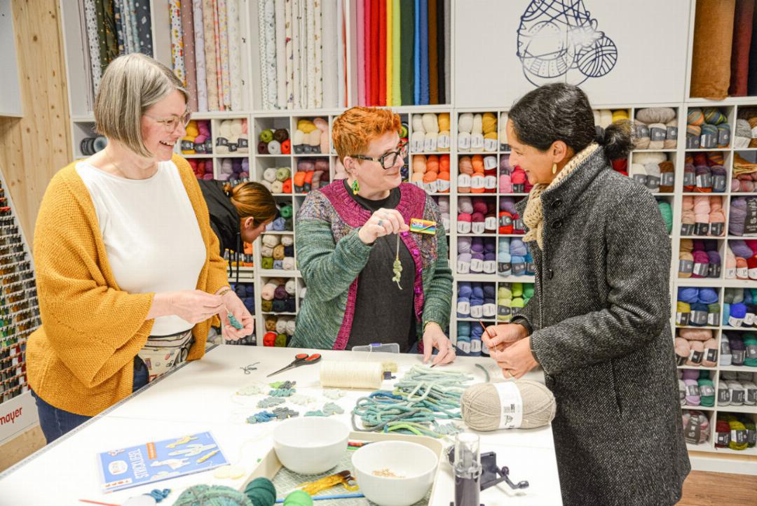 Baumschmuck stricken bei «Nadel & Wolle»: Inhaberin Anja Killer mit Sigi Signorelli und Kundin Serena Marlétaz (v.l.). Baumschmuck stricken bei «Nadel & Wolle»: Inhaberin Anja Killer mit Sigi Signorelli und Kundin Serena Marlétaz (v.l.).
