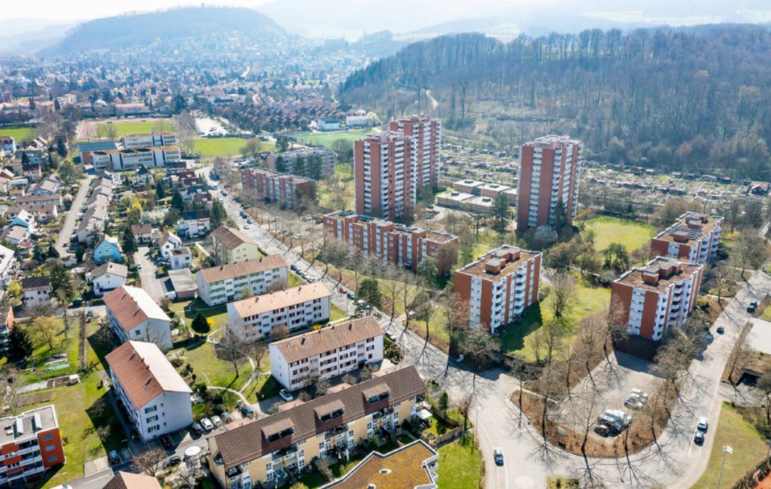 Der ADEV Holz-Wärmeverbund in Muttenz versorgt über 200 Wohnungen. Der ADEV Holz-Wärmeverbund in Muttenz versorgt über 200 Wohnungen.