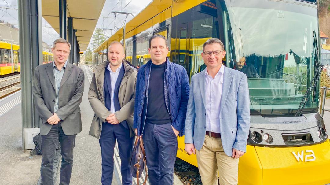 Sie treiben die Entwicklung voran (von rechts): BLT-Technikchef Philipp Grogg, BLT-CEO Frédéric
Monard, Silvio Gemperli und Daniel Sigg (beide leitende Angestellte bei Stadler Rail).
Bilder David Thommen Sie treiben die Entwicklung voran (von rechts): BLT-Technikchef Philipp Grogg, BLT-CEO Frédéric
Monard, Silvio Gemperli und Daniel Sigg (beide leitende Angestellte bei Stadler Rail).
Bilder David Thommen
