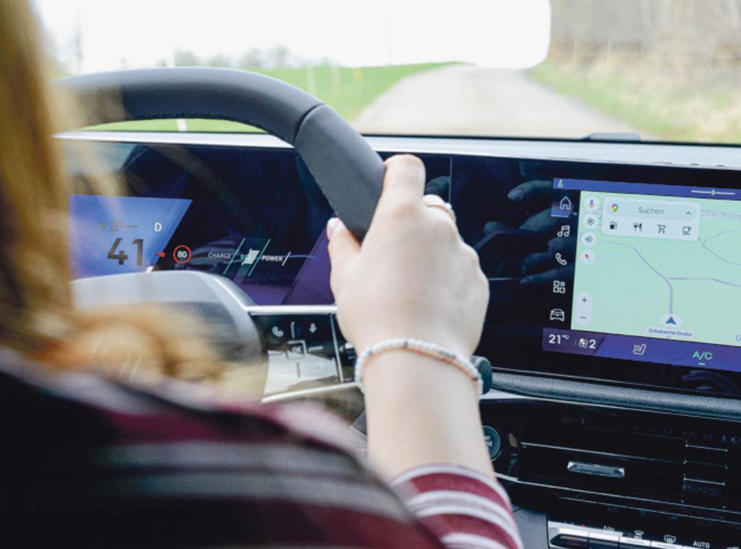 Das Infotainment-System basiert auf Google-Software. Das Infotainment-System basiert auf Google-Software.