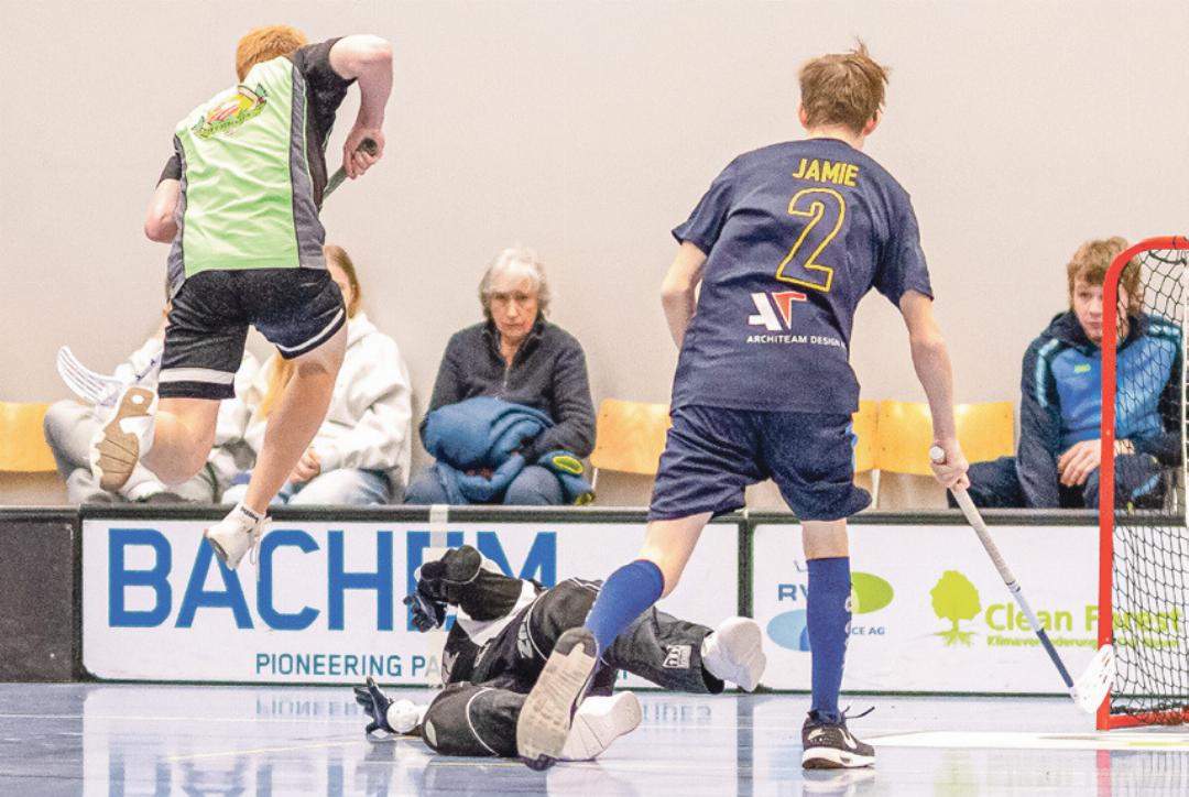 Der Stürmer fl iegt, der Goalie hält. Bilder Michael Herrmann Der Stürmer fl iegt, der Goalie hält. Bilder Michael Herrmann