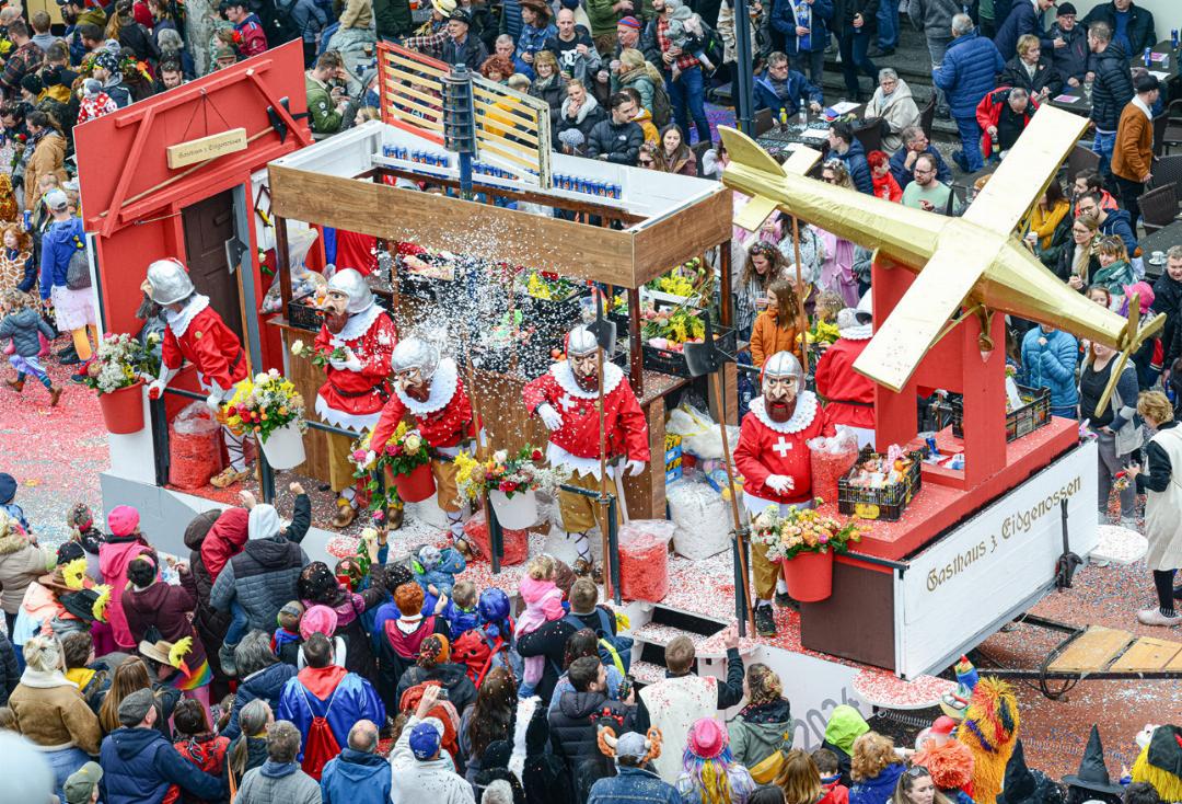 Die Sicherheitsvorschriften für Fasnachtsumzüge beinhalten unter anderem eine vollständige Verkleidung von Zugfahrzeugen und Anhängern und gesicherte Zwischenräume. Bilder Archiv vs Die Sicherheitsvorschriften für Fasnachtsumzüge beinhalten unter anderem eine vollständige Verkleidung von Zugfahrzeugen und Anhängern und gesicherte Zwischenräume. Bilder Archiv vs